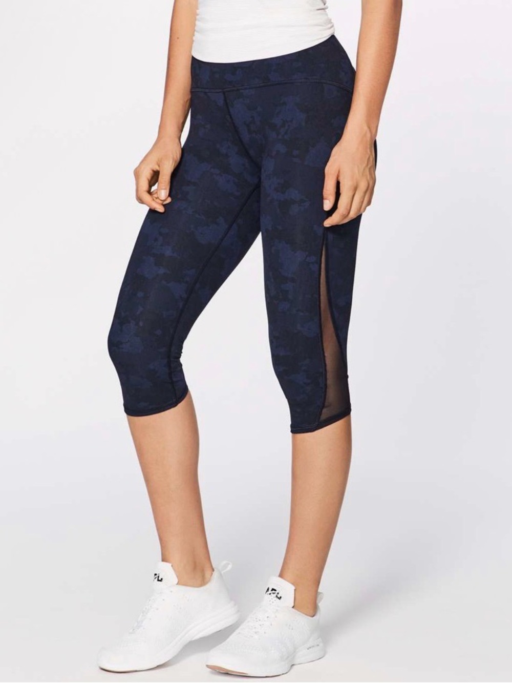 Lululemon Train Times Crop (17")
Camouflaged Midnight Navy Black / Black